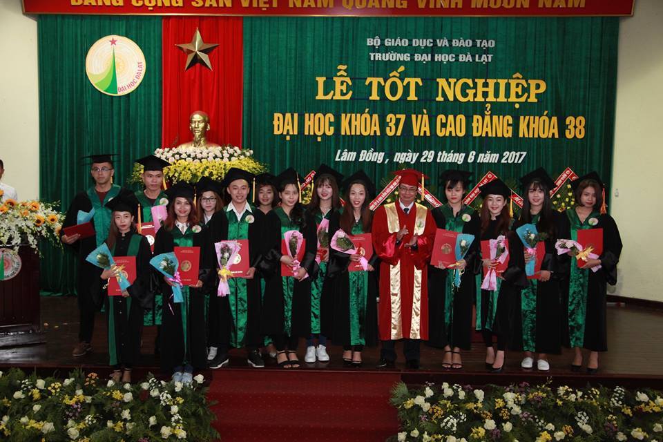 Lễ trao bằng cử nhân Du lịch Khóa K37 (2013 - 2017)